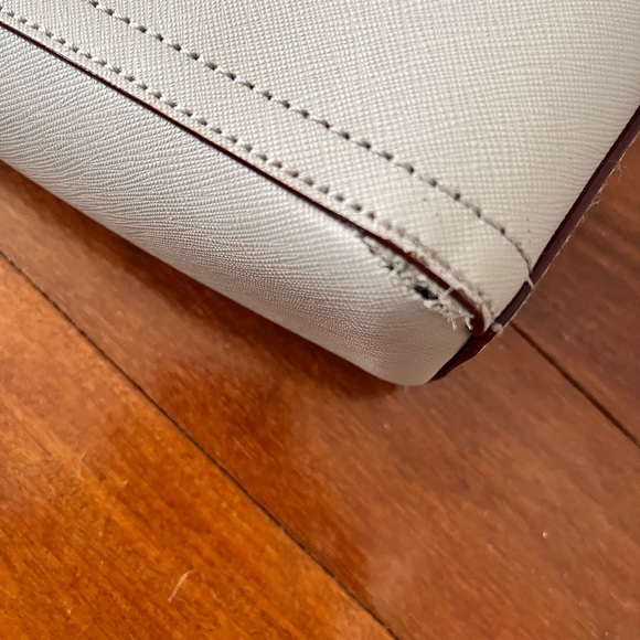 Lo & Sons Pearl crossbody in light grey *SMALL TEAR IN BAG* - Picture 3 of 10